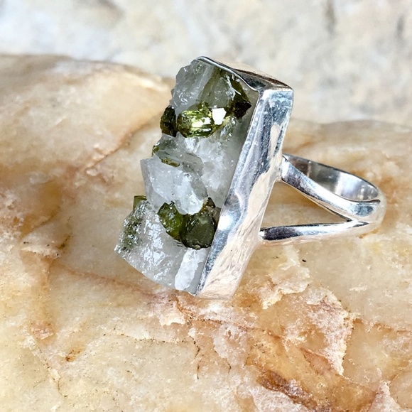 Green tourmaline crystals in quartz sterling ring - Picture 6 of 7
